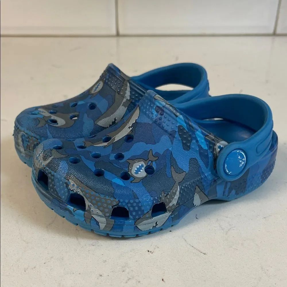 Crocs KIDS' CLASSIC SHARK CLOG 206147 Prep-Blue Size 7